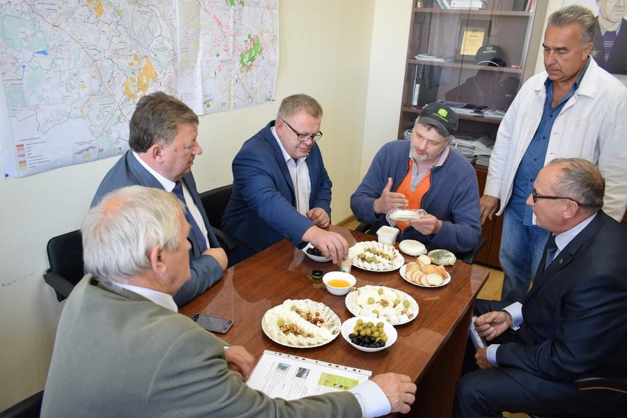 Председатель комитета Госдумы по аграрным вопросам Владимир Кашин оценил вкус сыров от «Молеон»