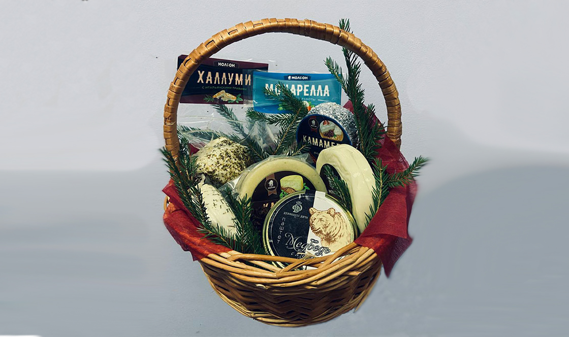 Корзина с сырами - вкусный подарок ко Дню защитника Отечества